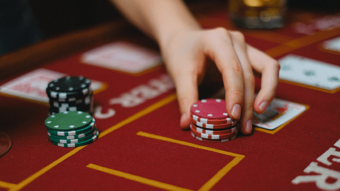 Blackjack Tisch mit Chips