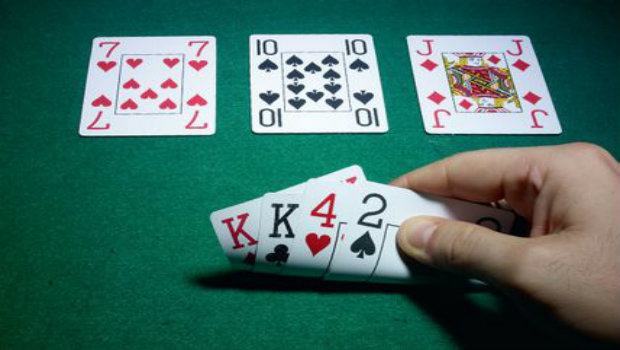 2 card poker vs texas holdem