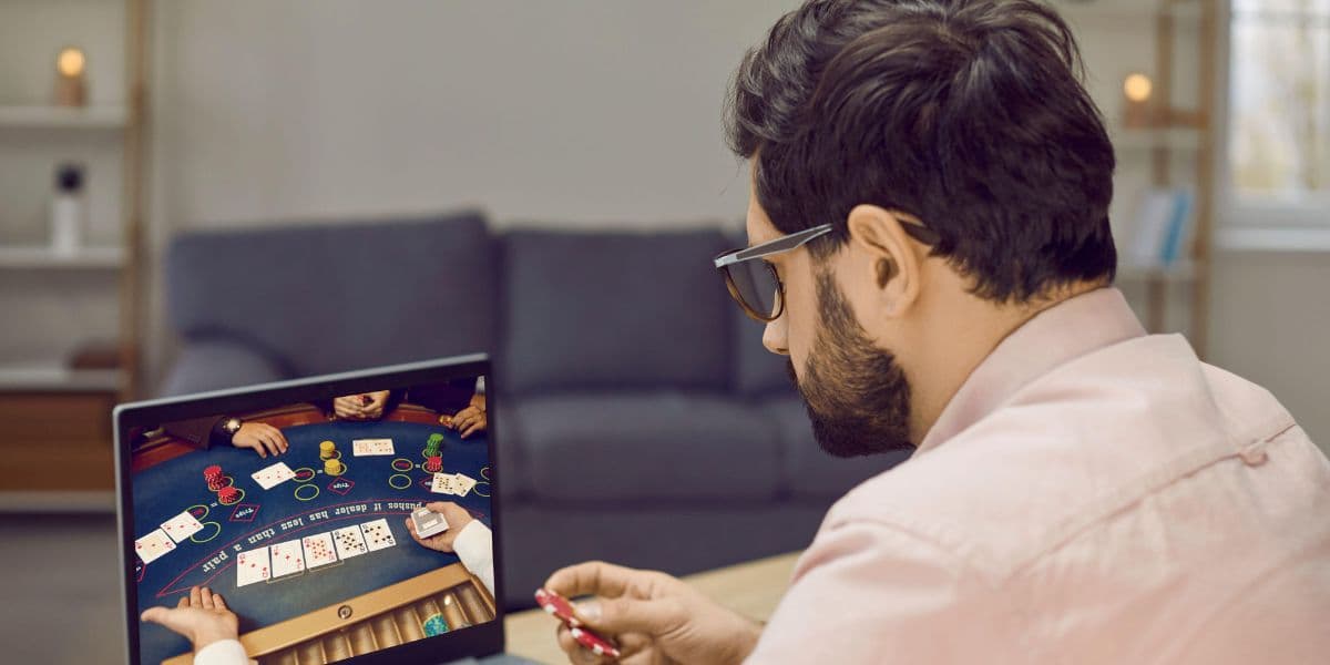 Casino non AAMS accessibili dall'Italia Giocatore italiano che accede a un casino non AAMS da laptop