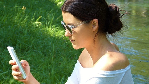 Donna che gioca col cellulare