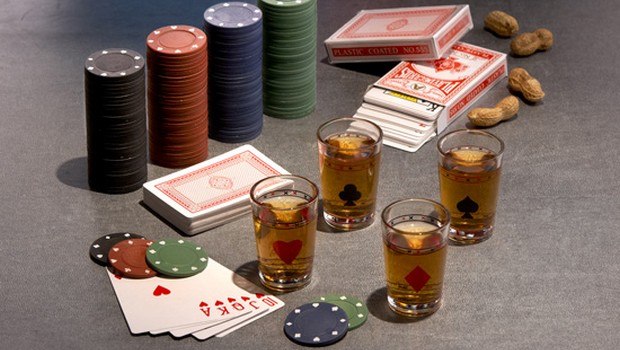 Pokeri-illan juomat ja ruoka