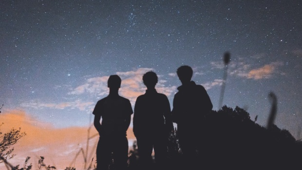 Tre persone fotografate insieme