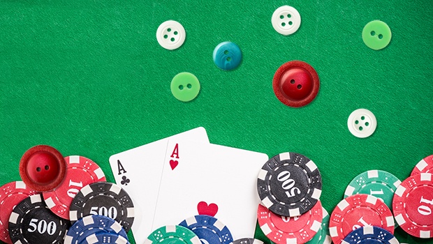 Knöpfe auf dem Pokertisch
