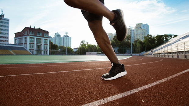 hombre corriendo en un campo de deportes