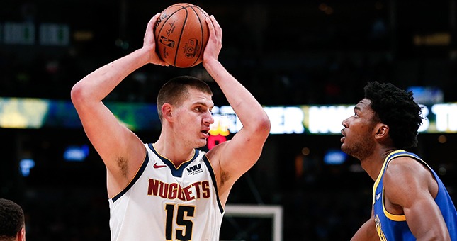 Golden State Warriors center Damian Jones (15) guards Denver Nuggets center Nikola Jokic (15) in the first quarter at the Pepsi Center.