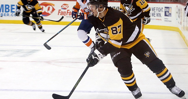 Pittsburgh Penguins center Sidney Crosby (87) skates the puck into the offensive zone against the New York Islanders during the second period at PPG PAINTS Arena.