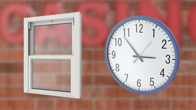 finestra e orologio