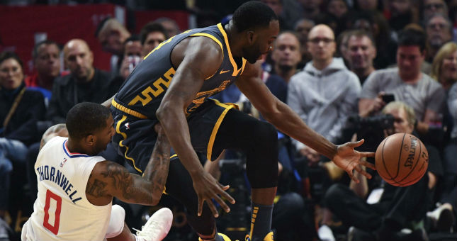 Los Angeles Clippers guard Sindarius Thornwell (0) and Golden State Warriors forward Draymond Green (23) battle for a loose ball.