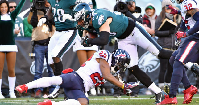 Philadelphia Eagles tight end Zach Ertz (86) scores on a 23-yard touchdown catch against the Houston Texans cornerback Aaron Colvin.