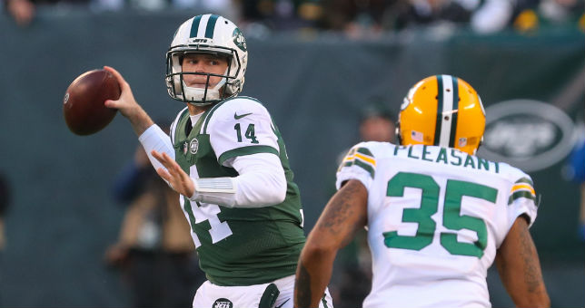 New York Jets quarterback Sam Darnold (14) throws a pass while Green Bay Packers defensive back Eddie Pleasant (35) defends.