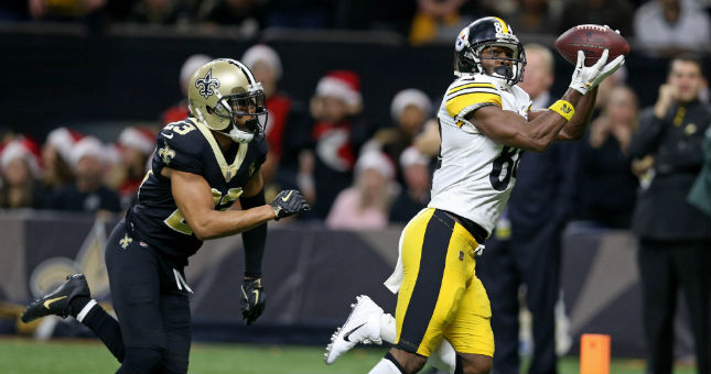 Pittsburgh Steelers wide receiver Antonio Brown (84) catches a touchdown while defended by New Orleans Saints cornerback Marshon Lattimore (23).