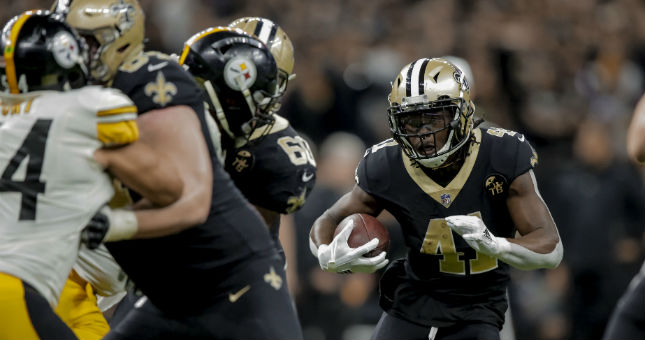 Saints running back Alvin Kamara (41) runs against the Steelers.