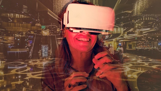 Nainen VR-lasit päässä