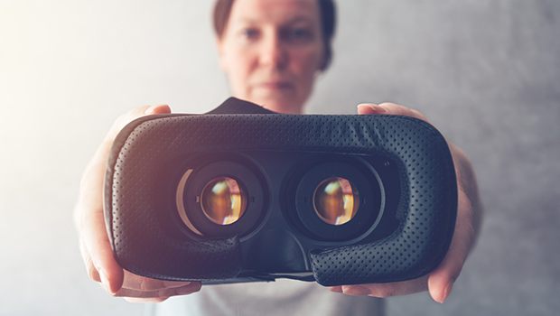 Nainen VR-lasit päässä