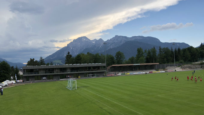 Spielfeld vor Bergen